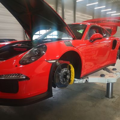 Entretien périodique pour cette magnifique Porsche 991 GT3 RS de 2015. Vidange moteur et boite +filtres, liquide de freins