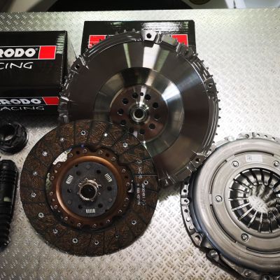 Kit embrayage complet avec volant moteur monomasse pour une Porsche 982 GT4 et un set de plaquettes racing de marque Ferrodo.